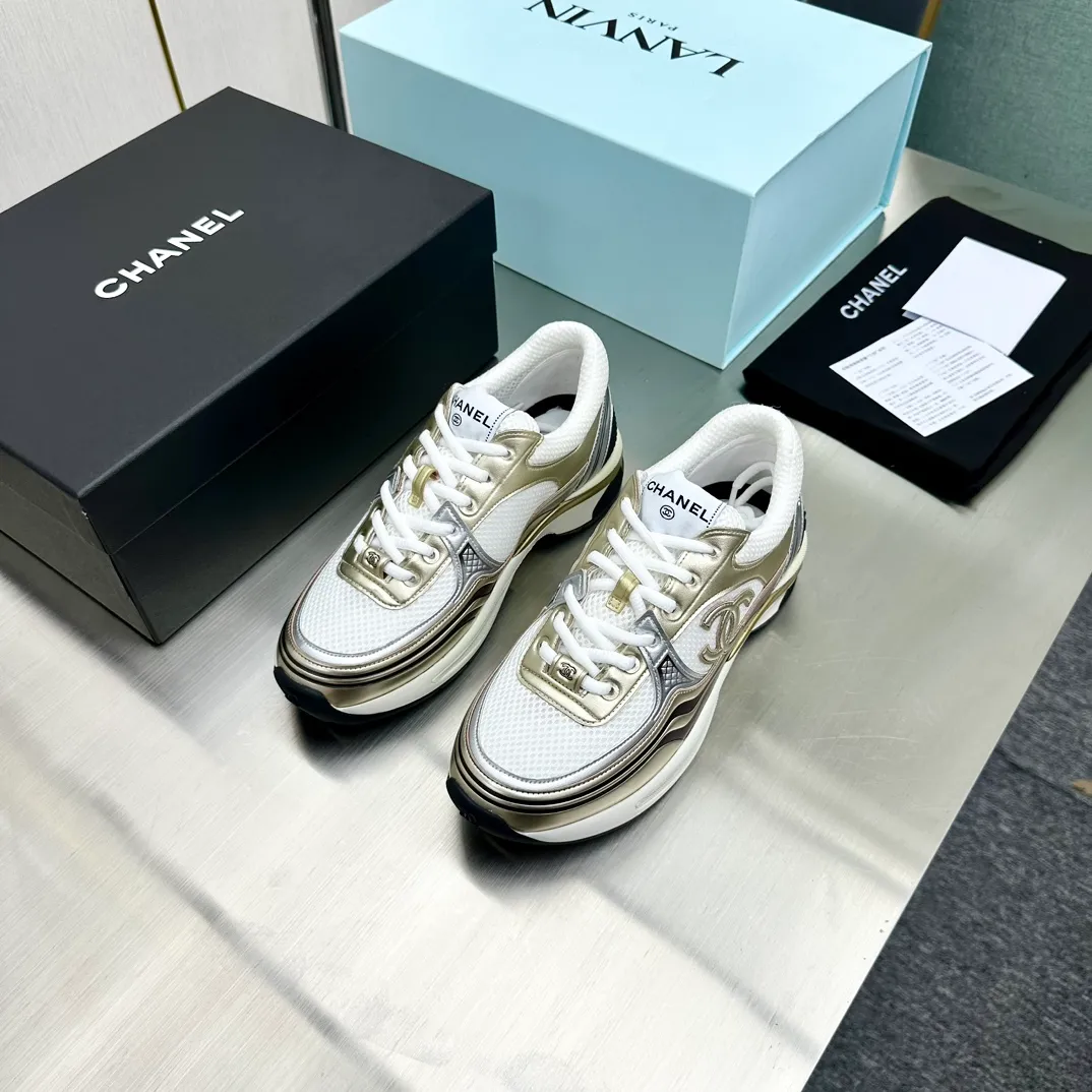 👟👟Ex-factory price 640 👟👟 Women's Shoes Women's Clothing Chanel Chanel 23C Early Spring Resort Series Xiaoxiang Metal Casual Sports Shoes Gold Silver Horn King The latest foreign catwalk series Chanel Chanel 2023 Early Spring Series is held in the second smallest country in the world. The series is inspired by Monaco's international seaside lifestyle, from the F1 racing track to beach swimming pools, from casinos to tennis courts, to create a diverse and unique new series of racing driver's helmets, jumpsuits and other elements that have been reinterpreted to be more fashionable. Exquisite packaging at the delivery counter 🛍📦 ▪️Fabric: Original imported metal cowhide + technical fabric ▪️Inner lining: Original custom-made breathable mesh ▪️Sole: Original molded ultra-light foam combination outsole ▪️Sole thickness: 3.5CM ▪️Size: Women’s 35-41
